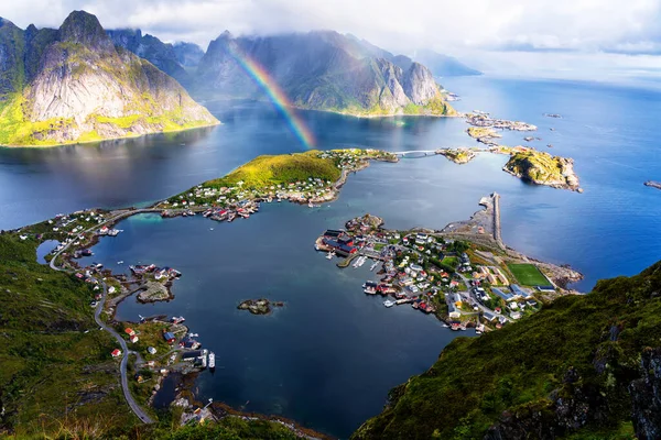 美しい山々やロフテン島のラインの村で日当たりの良い空中パノラマビュー ラインブリンゲン尾根からノルウェー 虹と険しい峰の風景風景 — ストック写真