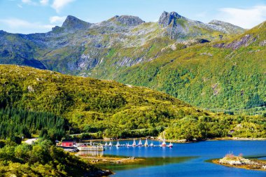 Tipik bir Lofoten Körfezi manzarası. Güzel, huzurlu bir günün sahnesi var. Lofoten Adaları dünyanın dört bir yanından gelen insanlar için popüler bir turizm merkezidir ve hala popülerlik kazanmaktadır. Norveç, Avrupa