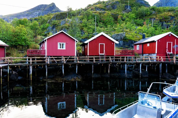 Nusfjord Kikötő Színes Vörös Halászházakkal Vitorlás Hajóval Egy Békés Estén — Stock Fotó