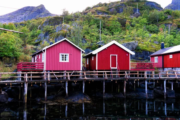 Hafen Nusfjord Mit Bunten Roten Fischerhäusern Und Segelboot Einem Ruhigen — Stockfoto