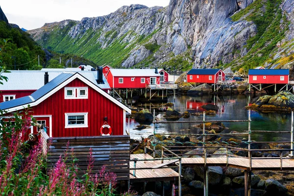 Nusfjord Přístav Barevnými Červenými Rybářskými Domy Plachetnice Klidném Večeru Lofoten — Stock fotografie