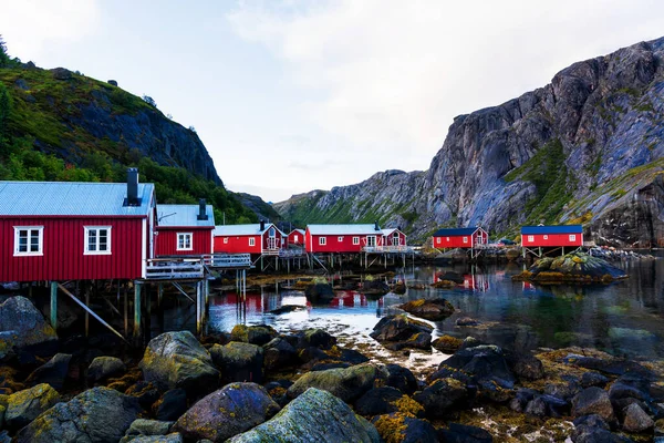 Nusfjord Přístav Barevnými Červenými Rybářskými Domy Plachetnice Klidném Večeru Lofoten — Stock fotografie