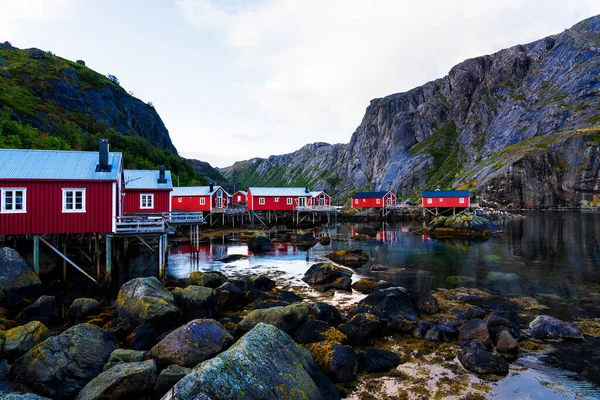 Nusfjord Přístav Barevnými Červenými Rybářskými Domy Plachetnice Klidném Večeru Lofoten — Stock fotografie