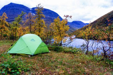 TAMOK VALLEY, NORway - 9 Eylül 2019. Güneşli, sakin bir sabahta Norveç Denizi kıyısında kurulmuş ıssız bir çadır..