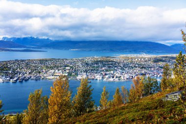 Kuzey Norveç 'teki Tromso kasabasının güzel sonbahar manzarasının en güzel manzarası - popüler kuzey ışığı turizm beldesi