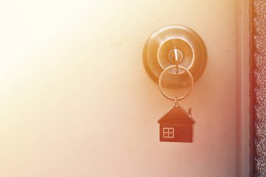 Mülkiyet kavramı, Home tuşu ile anahtar deliği metal ev Anahtarlık.