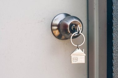 Mülkiyet kavramı, Home tuşu ile anahtar deliği metal ev Anahtarlık.