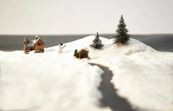 Weißer Schnee Auf Haus Und Weihnachtsbaum Und Schneemann — Stockfoto