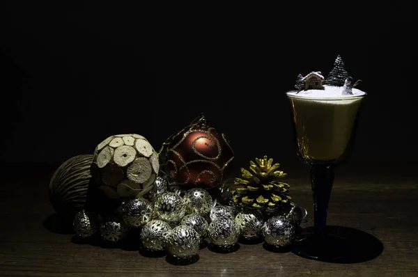 Pequeña Casa Con Muñeco Nieve Copa Vino Con Decoración Bolas — Foto de Stock