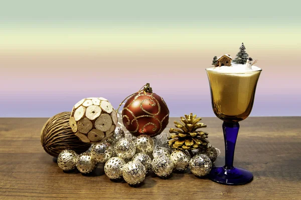 小さな家や雪だるまとクリスマス ボール デコレーション ワイン — ストック写真