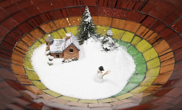 Homem Neve Com Casa Cobertura Neve Árvore Natal Placa Colorida — Fotografia de Stock