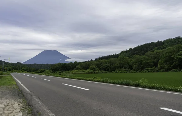 美しい山に空道 — ストック写真