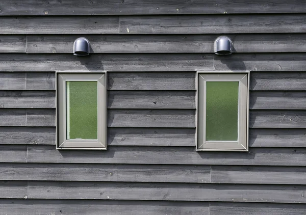 Dva Malé Zelené Windows Toaletu Dřevěné Stěně Obrazce — Stock fotografie