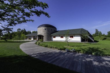 Güzel bir ev yürüyüş yolunu eğri