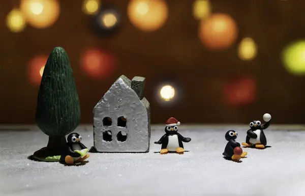 Pinguins Diferentes Atuações Redor Casa Árvore Chão Gelo — Fotografia de Stock