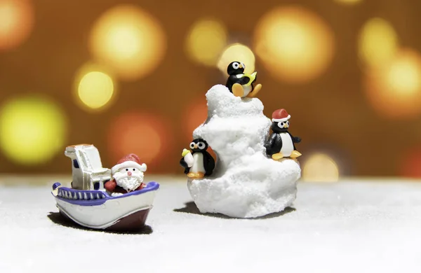 Trois Pingouins Sur Montagne Glace Avec Père Noël Sur Bateau — Photo