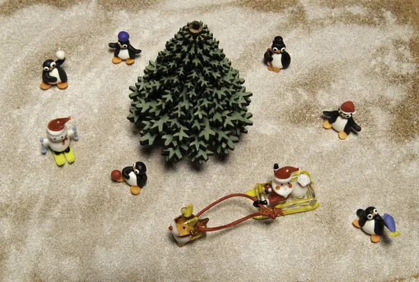 Weihnachtsmann Schlitten Mit Rentieren Grünen Weihnachtsbaum Und Vielen Pinguinen Und — Stockfoto