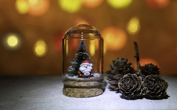 Weihnachtsmann Mit Weihnachtsbaum Glasröhre Der Nähe Von Tannenzapfen Isoliert Vom — Stockfoto