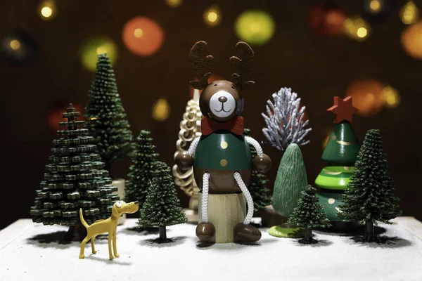 Rendieren Zitten Cirkel Houten Stoel Met Hond Kijken Onder Kerstboom — Stockfoto