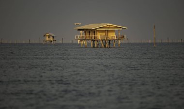 Sarı deniz günbatımı sırasında düzgün dalga ile evde
