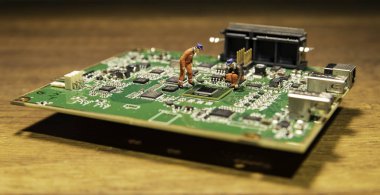 İki küçük mühendisleri modeli devreleri tahtada sabitleme 