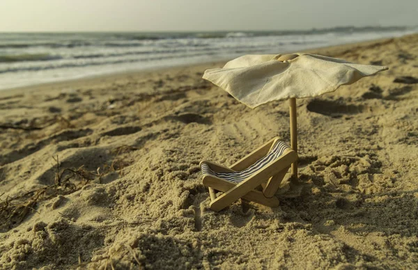 ビーチ ベッドと朝の光で砂の上の傘 — ストック写真
