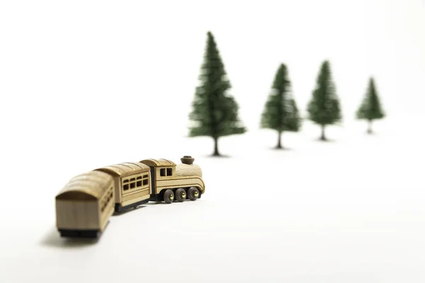 Золотой Деревянный Игрушечный Поезд Поворачивает Направо Белом Фоне Размывает Сосну — стоковое фото