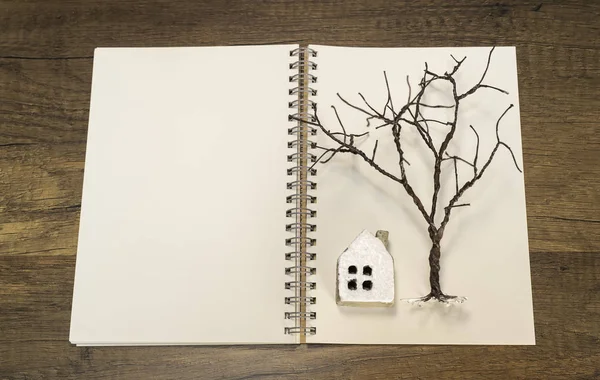 Árbol Sin Hojas Con Casa Blanca Cuaderno Blanco —  Fotos de Stock