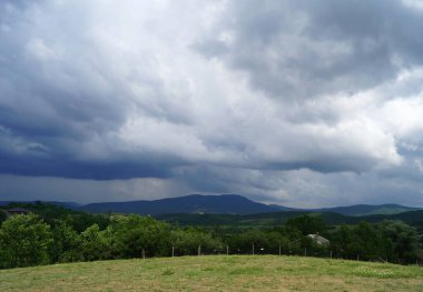 Yaz manzarası Kırım yarımadasındaki dağların kırsalında
