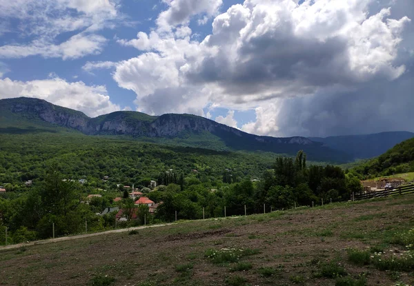 Yaz Manzarası Kırım Yarımadasındaki Dağların Kırsalında — Stok fotoğraf