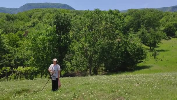 Marcher à travers les bois dans la partie montagneuse de la péninsule de Crimée