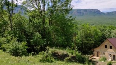 Kırım yarımadasının dağlık kesiminde yaz manzarası