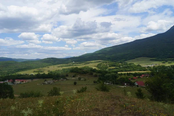 Letni Krajobraz Górzystej Części Półwyspu Krymskiego — Zdjęcie stockowe