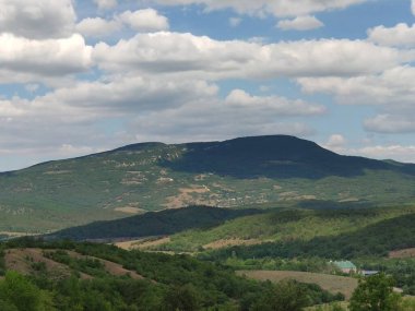 Kırım yarımadasının dağlık kesiminde yaz manzarası