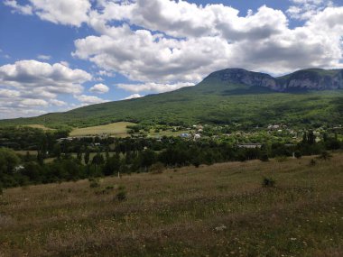 Kırım yarımadasının dağlık kesiminde yaz manzarası