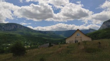 Kırım yarımadasının dağlık kesiminde yaz manzarası