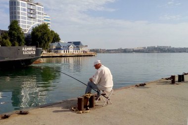 Deniz manzarasının arka planında balık tutmak