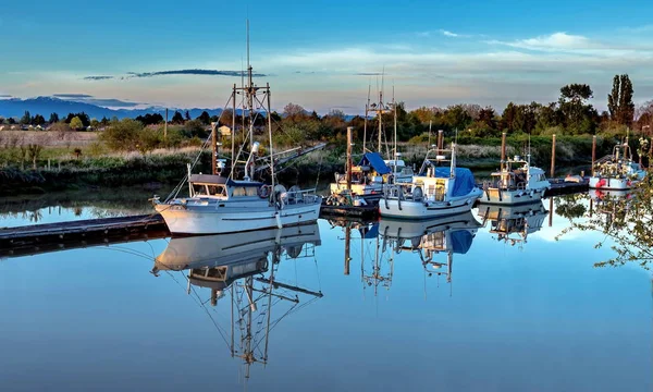 Mooie Reflectie Het Moment Van Everning Van Vissersboten Jachthaven Buurt — Stockfoto