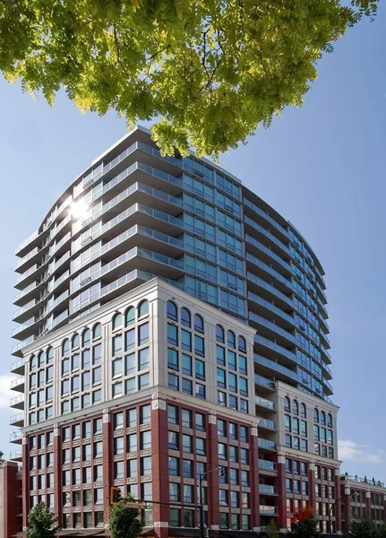 Yeni apartman New Westminster şehir merkezinde, bina ile inşa tarihi binanın dış cephesi şarkı. British Columbia, Kanada