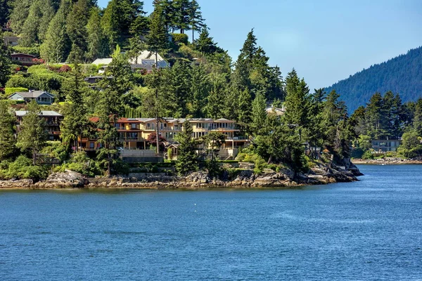 Batı Vancouver banliyösünde ormanlık yamacında Körfezi kıyısında köydür. Horseshoe Bay West Vancouver British Columbia, Kanada.