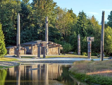 Vancouver'ın Antropoloji Müzesi toprakları üzerinde ilk milletin eski köy. Totem direkleri ve deniz kıyısında yaşayan ilk ülke, kabilesi yapılarının örnekleri.