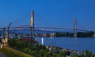 Pattullo köprü ve Fraser Nehri New Westminster ve Surrey, Promenade quay adlı gece zaman şehirde New Westminster Fraser Nehri arasında gökyüzü tren köprüden. British Columbia Kanada