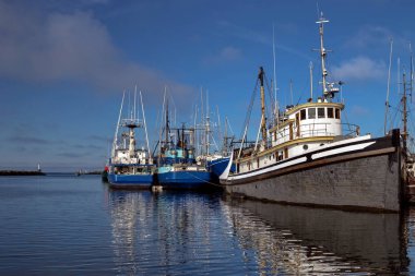 Marina, deniz, mavi gökyüzü ile beyaz bulutlar ve güzel bir yansıması yat.