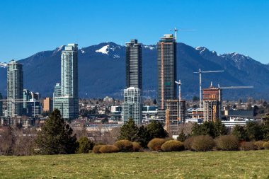 Burnaby şehir inşaat alanında bir dağ sırtı zemin karşı şehir merkezinde yüksek katlı binaların yeni inşaat