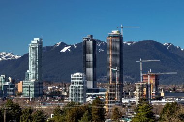 Burnaby şehir inşaat alanında bir dağ sırtı zemin karşı şehir merkezinde yüksek katlı binaların yeni inşaat