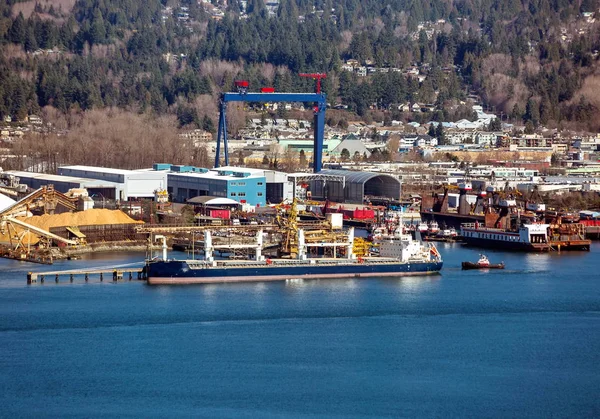 Terminál Přístavu North Vancouver Pozadí Horské Scenérie Zatížení Loď Člun — Stock fotografie