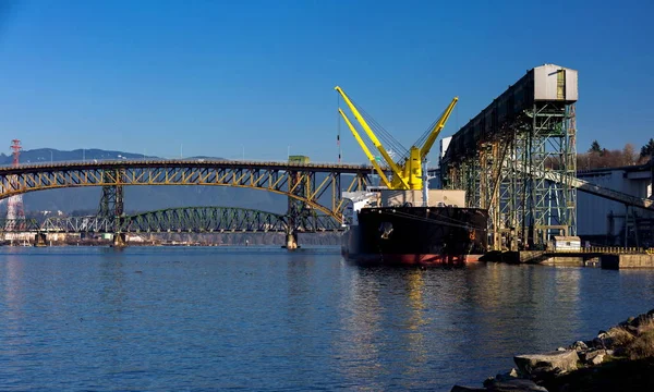 Navio Sob Carga Porto Marítimo Porto Vancouver Fundo Céu Azul — Fotografia de Stock