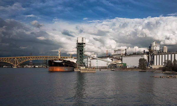 曇り空を背景にバンクーバー港の海港に積み込まれる船 — ストック写真