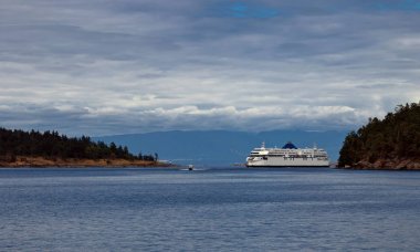 Feribot Nanaimo Vancouver düzenli bir uçuş yapar, rüzgarlı gün, fırtınalı gökyüzü, fırtınalı deniz, yeşil bir renk tonu ile mavi su