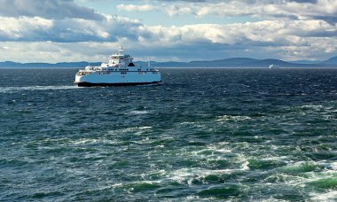 Feribot Nanaimo Vancouver düzenli bir uçuş yapar, rüzgarlı gün, fırtınalı gökyüzü, fırtınalı deniz, yeşil bir renk tonu ile mavi su